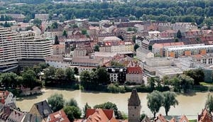 Blick auf Neu-Ulm, gelegen auf der Südseite der Donau. Das Glacis, eine Gartenschau, und der Illerradwanderweg. Viele Aufgaben to keep Neu-Ulm beautiful