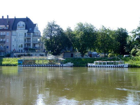 Ausflugsboote auf der Donau ankern auf der Neu-Ulmer Seite