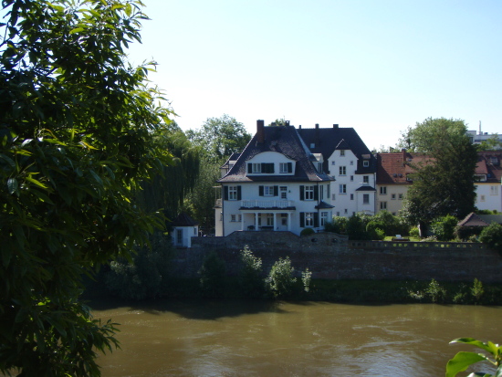 Häuser aus der Jahrhundertwende verschönern das Donauufer in Neu-Ulm